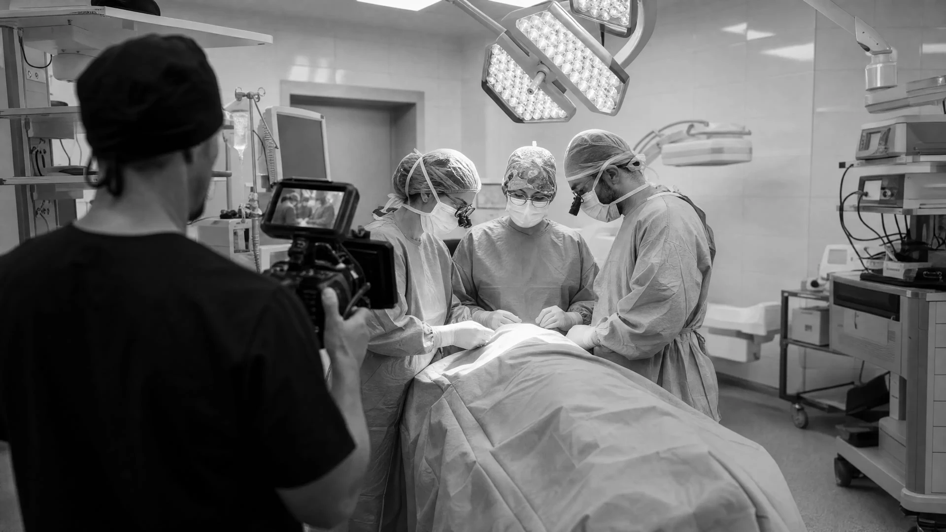 Équipe médicale en bloc opératoire filmée par CreaDoc